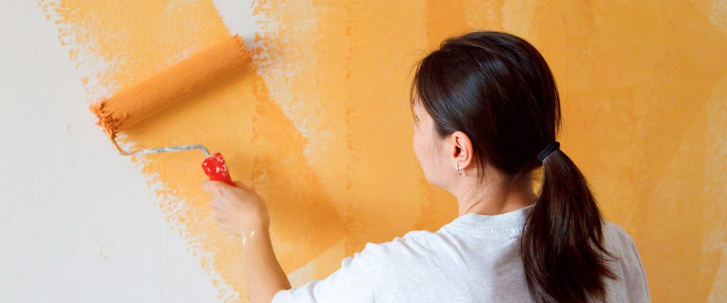 Cómo pintar con rodillo techos y paredes - Bricoqueen